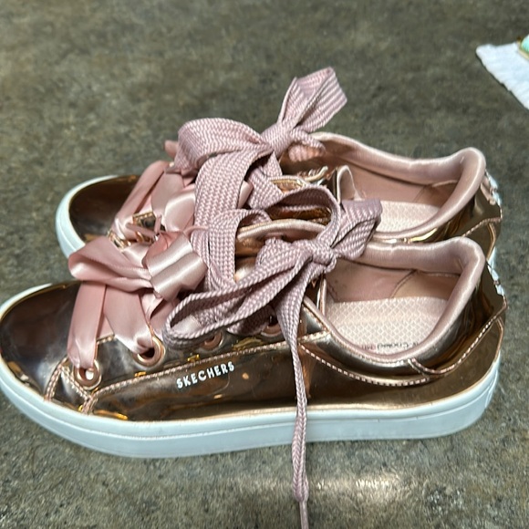 Skecher shoes with memory foam worn once - Picture 1 of 4